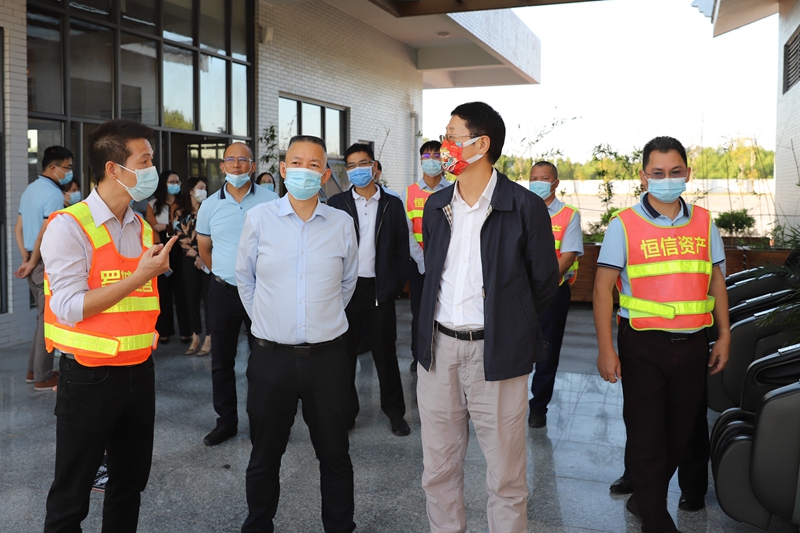 7.劉旭(右二)一行查看和睦服務區.JPG